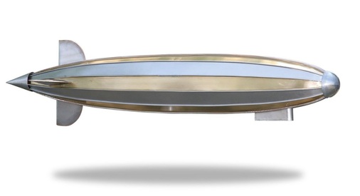 38 LuftschiffZigarrenförmiger Zeppelin mit Kanzel und LeitwerkenMaterial: Titanzink und MessingVerarbeitung: Falztechnik