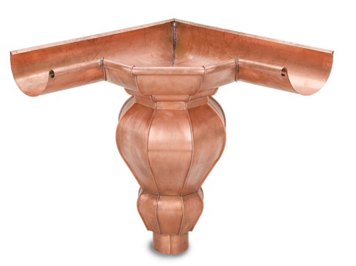 42 RinnenerweiterungKlassische, über Eck angeordnete Rinnenerweiterung mit geschwungenem Rinnenkessel und diffiziler FalzführungMaterial: Kupfer Verarbeitung: Falztechnik