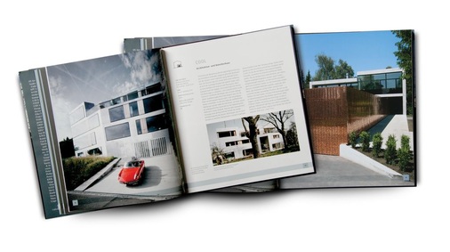 Haus & Auto demonstriert anhand zahlreicher Beispiele, wie Autos als Teil des architektonischen Konzeptes wirken. Darunter befinden sich auch Objekte, die maßgeblich von Metallarchitektur geprägt werden