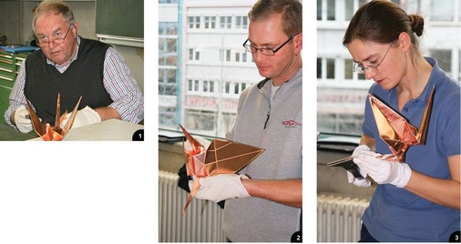 1 + 2 Richard Wewer, ehemaliger Fricke-Profi, war ebenso unter den Kursteilnehmern wie Jens Rusch vom Spengler-Fachbetrieb Fünfer aus Ingolstadt ...
3 ... und wie man sieht, ist die hohe Kunst des Kranichfaltens keineswegs eine reine Männerdomäne
