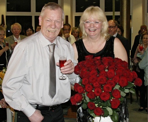 Tradition im Hause Haselbach: Wie jedes Jahr überreicht Annette Haselbach „ihrem“ Manfred Rosen zum Geburtstag — am 10. März 2012 waren es 70 Stück
