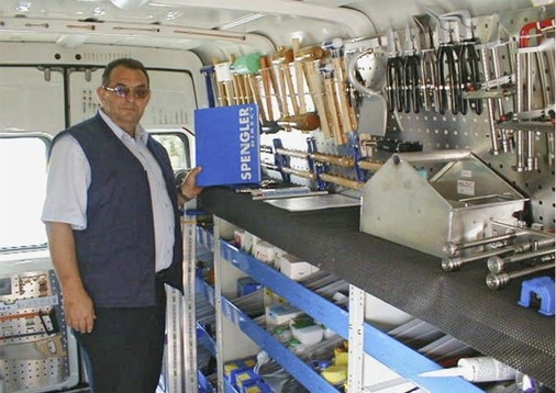 Ewald Egloff in seinem komplett ausgerüsteten Spengler-Werkzeug-Bus
