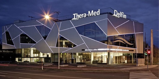 Architekt Michael Haderer (Architektur Werkstatt Pregarten) hat für die Delfin Wellness GmbH (Leonding, Österreich) auf eine außergewöhnliche Aluminiumfassade gesetzt. Die Fassadenplatten sind durch schwarze Linien voneinander getrennt. Nachts strahlen diese in weißem LED-Licht