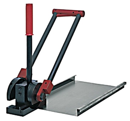 M.A.S.C.-Werkzeugprofi Michael Gerstmeier (Titelbild) ­zaubert am Barth-Messestand Traufausschnitte wie aus dem Bilderbuch. Er setzt dazu auf die hier abgebildete Geheimwaffe — die M.A.S.C.-Traufschere TS1
