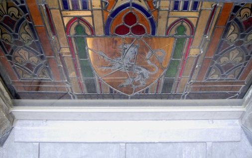 Prachtvolles Kirchenfenster am Kölner Dom mit modernem Bleianschluss