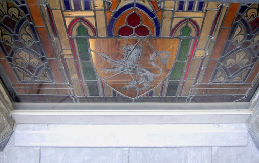 Prachtvolles Kirchenfenster am Kölner Dom mit modernem Bleianschluss