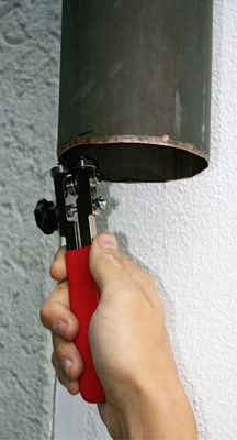 Auch zum Anreifen von Regenrohren lässt sich der KA1 bestens einsetzen
