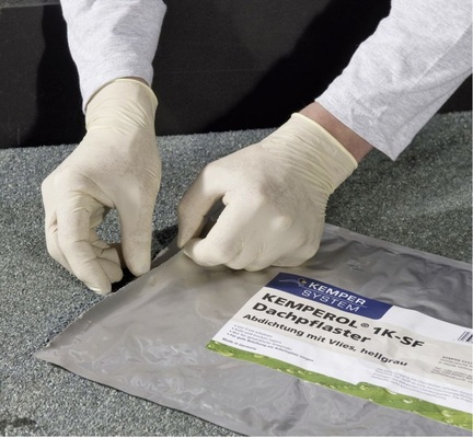 Das gebrauchsfertige Kemperol-Dachpflaster ermöglicht im Schadensfall eine sichere Reparatur