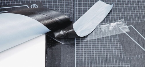 Doppelnutzen: Die Safety-Bahnen besitzen sowohl einen Randstreifen zum sofortigen kaltselbstklebenden Nahtverschluss als auch einen Randstreifen für die spätere komplette Verschweißung der restlichen Naht für eine noch höhere Sicherheit