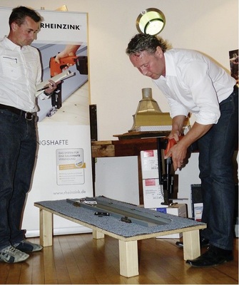 Thomas Fellenberg (Rheinzink) führt das neue Befestigungssystem Rheinzink Clipfix vor