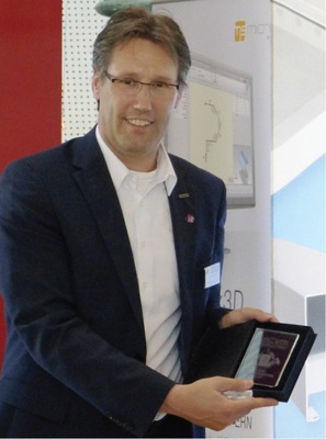 Auf dem BAUMETALL-XXL-Treff nahm Frank Neumann (Abteilungsleiter der Rheinzinkbereiche Anwendungstechnik/Marketing) den 2. Preis in der Kategorie Metallhalbzeuge und Produkte entgegen