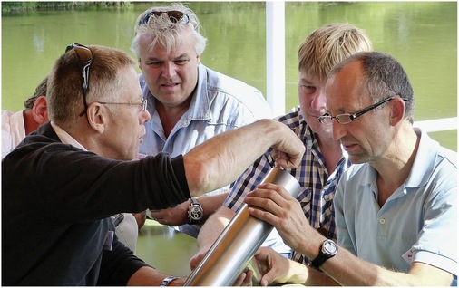 <p>Gert Bröhl (oben) entfacht unter den Baumetallern um RMS-Ausbilder Gert Brenner und Bundesfachgruppenleiter Ulrich Leib (r.) eine lebhafte Diskussion</p> - © Buck