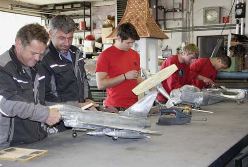 Spenglerlehrlinge bauen gemeinsam mit langjährigen Mitarbeitern des Fachbetriebes Reinbold beeindruckende Flugzeugmodelle