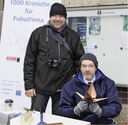 Fachgruppenleiter Klempnertechnik Hamburg, Jens Wagner, und Ausbilder Andreas Witt bei der Kranichaktion vor dem Hamburger Michel