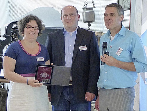 Preisverleihung im Klempnermuseum: Maria Schechtl und Christoph Jakobs neben BAUMETALLChefredakteur Andreas Buck