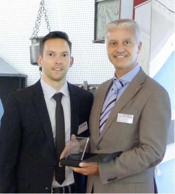 Markus Tschanter (Projektentwicklung/Vertrieb bei Microsea System Solutions GmbH) und Willy Stahl (Geschäftsführung bei RAS Reinhardt Maschinenbau GmbH) präsentieren die Trophäe des BAUMETALLInnovationspreises 2012