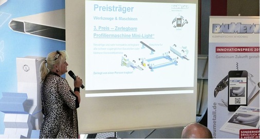 <p>Heike Geisler (Geschäftsführung Schlebach) präsentiert die zerlegbare Profiliermaschine Schlebach-Mini-Light auf der Preisverleihung im Rahmen des XXL-Treffs</p> - © Schlebach
