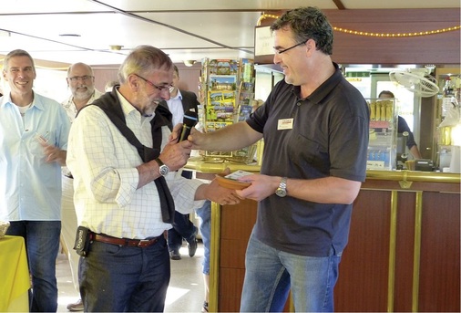 Herzlichen Glückwunsch Hubert Trenkwalder, Karsten Köhler (Prefa) gratuliert