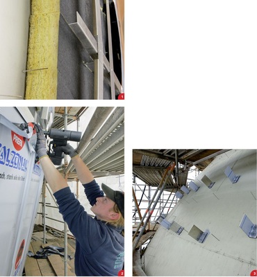 1 Bereits die Unterkonstruktion musste absolut perfekt nivelliert werden, was aufgrund der Eiform jedoch überaus schwierig war2 Die Blechner der Rathberger GmbH überzeugten durch gewissenhafte Montage sowie durch einen hohen Eigenfertigungsgrad der Bauteile. Nur so konnten die teilweise sehr komplexen Anforderungen reibungslos erfüllt werden3 Unzählige Einzelhalter der Unterkonstruktion wurden direkt an der Stahlhülle des Behälters im sogenannten Hub- und Zündverfahren aufgeschweißt