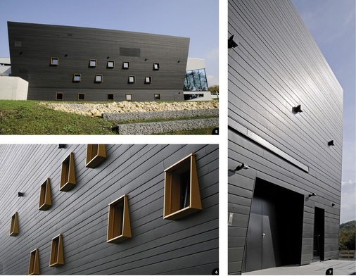 5 Ausdrucksstark: Der anthrazitfarbene Metallkubus beherbergt das neue Heidenheimer Congress Centrum 6 Kontrastreich: pulverbeschichtete Fenstereinfassungen 7 Professionell: Die Spezialisten der Flaschnerei Smeijkal aus Heidenheim beherrschen jedes Anschlussdetail