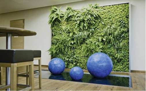 Die grüne Wand und das in Blau gehaltene Wasserspiel ergeben zusammen eine stimmige Gesamtkomposition, die Ruhe und Gelassenheit ausstrahlt - © Foto: www.artaqua.de
