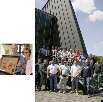 1 Das Schweizer Spenglerwappen von 1440 mahnt zur Pflicht bodenständiger Handwerksarbeit. Präsentiert wird es im Klempnermuseum von Walter Banz und seiner Frau Margrit2 Die Mitarbeiter der Banz AG aus Luzern vor dem Europäischen Klempner- und Kupferschmiedemuseum in Karlstadt