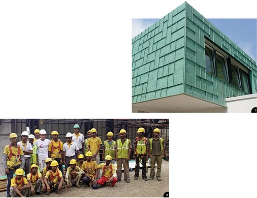 1 Besondere Fassade aus patiniertem Kupfer<br />2 Der KAS-Spengler Szabolcs Macsai (im iib-Shirt) war als Supervisor in Indien tätig. Seine Aufgabe: Drei Wochen lang brachte er indischen Kollegen Grundkenntnisse der Klempnertechnik bei