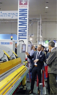 Thalmann-Manager Marco Cappello auf der ­Euroblech — hier bei der Vorführung des TD-Doppelbiegers
