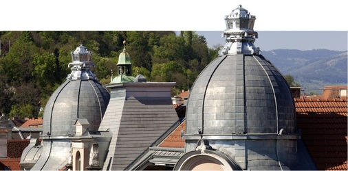 Die Zierkronen als Kuppelabschluss haben eine Höhe von ca. 2,30 m und wurden mit allen aufwendigen Details und Verzierungen vollständig in Handarbeit in der Werkstatt des Grazer Fachbetriebes Kocher angefertigt
