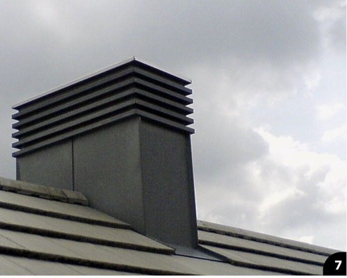 7 Hinter stilvollen Titanzink-Lammelen verbergen sich zahlreiche Strangentlüftungen — das Rauchroh wurde durch eine Edelstahlplatte geführt