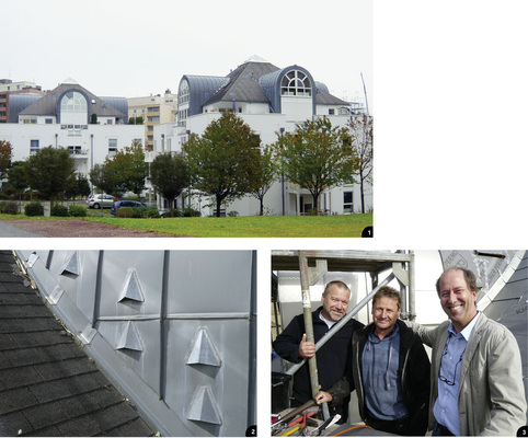 1 Zwei der drei Gebäude vor der Sanierung2 Fehlerhafter Anschluss der Bitumendachfläche an die Tonnengaube3 Gemeinsam mit Nedzink sorgten sie durch rechtzeitigen Planungsbeginn für einen reibungslosen Ablauf. Von Links: Andreas Heinrich (Dachdeckermeister bei Bender-Bedachungen GmbH), André Neuber (Spenglermeister bei Bender Bedachungen GmbH) und Elmar Krebber (Architekturbüro Krebber & Partner)