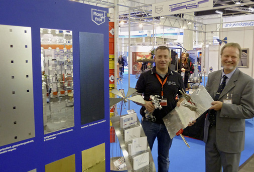 Jens Rausch (M.A.S.C.) und Gert Bröhl (Brandt Edelstahldach GmbH) präsentieren Edelstähle sowie zur Bearbeitung geeignete Werkzeuge

