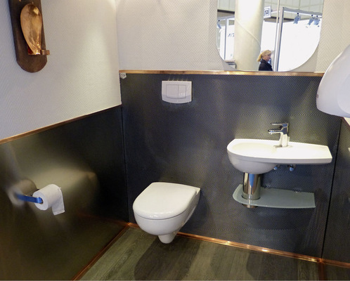 Ein mit gebürstetem und gefärbtem Edelstahl ­ausgestattetes Klempner-WC zeigt auf der GET Nord, was Klempner drauf haben
