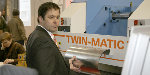 ...Marc Jorns stellte dort eine Jorns-Langabkantmaschine vom Typ Twinmatic vor