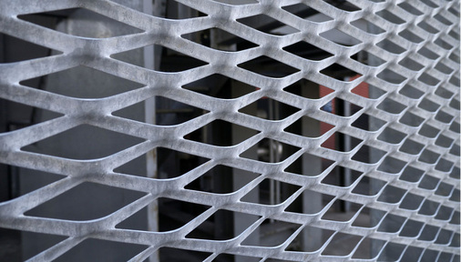 Moderne Streckmetall-Fassade: Gitterroste werden zunehmend zur Gestaltung moderner Fassaden eingesetzt und auch Klempnerfachbetriebe machen immer öfter von alternativen Möglichkeiten zur Gestaltung besonderer Gebäudehüllen Gebrauch