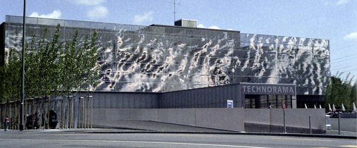 Beeindruckende Fassade des Technoramas in Winterthur: Tausende aufgehängte Metall­gewebe-Tafeln sind extrem leicht und reagieren auf subtile Veränderungen durch den Wind - © www.technorama.ch
