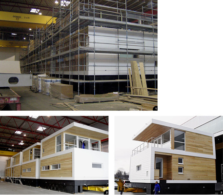 1 Blick in die Werft: trockene Baustelle für Häuser mit ­nassen Füßen2 In Reih und Glied steht eine ganze Armada schwimmender Ferienhäuser in der Werft. Auch die Montage der Prefa-Sidings an der Fassade erfolgt im Schutz der riesigen Halle 3 Eine schwimmfähige Plattform ermöglicht den sicheren Transport und dient später als sanft schaukelnde Basis der Floating Houses