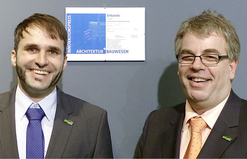 Produktvorstellung: Rafael Hein (Boehme Systems Vertriebs GmbH) und Boehme-Geschäftsführer Andreas Stengl präsentieren die Auszeichnung des 11. Innovationspreises Architektur und Bauwesen für das PV-Element