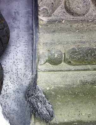Abdichten einer Fuge mit Bleiwolle: Der obere Teil ist bereits verstemmt - © Foto: Harald Handwerk Dachbau

