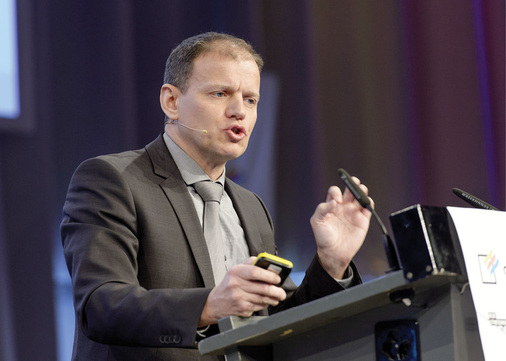 Claudio Cristina referiert auf dem Schweizer Spenglertag 2013 in Bern