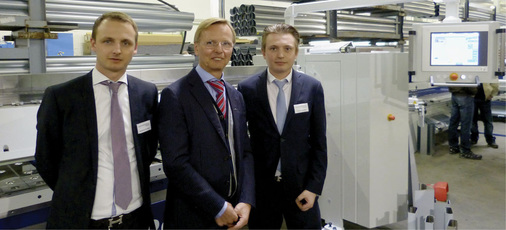 Die ­Herren ­Sebastian ­Schröder, Franz ­Schröder und Matthias ­Schröder präsentieren zahlreiche Blechbearbeitungsmaschinen der Hans ­Schröder ­Maschinenbau GmbH aus Wessobrunn-­Forst