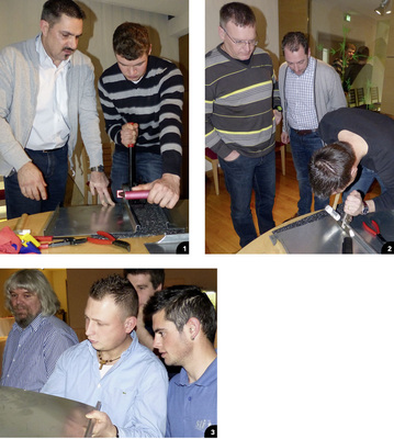 1 Einsatz der M.A.S.C.-Traufschere: Den praktischen Teil des Berufschulunterrichts im BTZ übernehmen die M.A.S.C.-Profis M. Gerstmeier (l.)...2 ...und M. Fischer (Mitte). Sie zeigen, wie der Ausschnitt eines rundgeschweiften Traufabschlusses entsteht 3 Fachmännische Blicke: Ausbilder Thomas Koch sowie die frisch gebackenen Gesellen Josef Beck und Patrick Stifter prüfen das Ergebnis