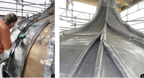 1 Anspruchs­volle Falzarbeiten an der Turmhaube2 Das Ergebnis kann sich sehen lassen