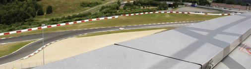 <p>Von oben betrachtet bietet der Nürburgring sogar Klempnertechnik</p> - © BAUMETALL