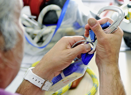 Genau hingeschaut: Gibt es Einlaufspuren am Karabiner?