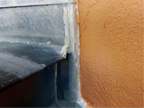 Der Fassadenanstrich ist kaum getrocknet, als sich erste Risse zwischen Verputz und Metallanschluss zeigen