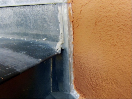 Der Fassadenanstrich ist kaum getrocknet, als sich erste Risse zwischen Verputz und Metallanschluss zeigen