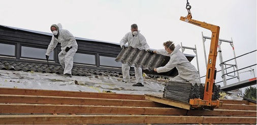 Dank regelmäßig stattfindender Mitarbeiterschulungen war der Abriss der Asbestplatten kein größeres Problem für die Tiefenbach-Crew. Die Asbestsanierung erfolgte ausschließlich durch geschultes Personal