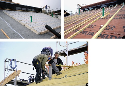 1 Zwischen den zuvor montierten ­Riegelhölzern wurde Polyurethan-Wärmedämmung eingebaut. Das hohe Dämmvermögen sowie gute mechanische Eigenschaften waren bei der Wahl des Dämmstoffs wichtige Argumente2 Zur Hinterlüftung des Dachaufbaus wurde zunächst eine Trennlage über der Wärmedämmung und darüber im Abstand von 70cm die Konterlattung montiert3 Montage der 24-mm-Rauspund­schalung