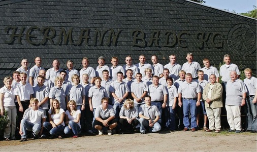 <p>Das Team der Hermann Bade Dächer GmbH &amp; Co. KG</p> - © BAUMETALL